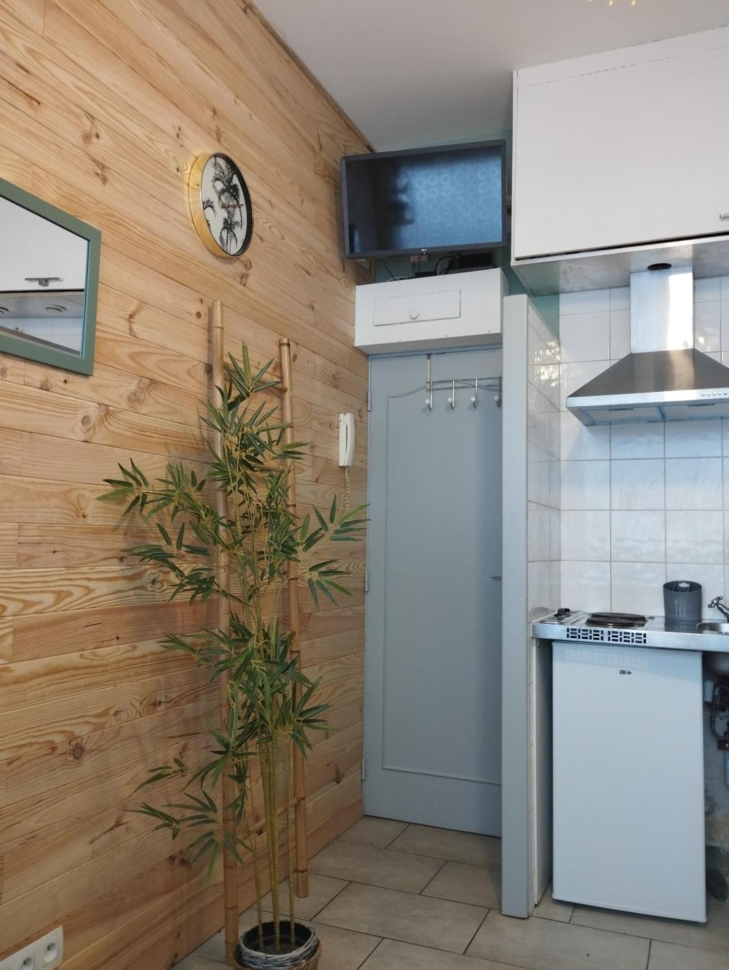 Apartment Chambrette Boulevard Des Pyrenees Hypercentre 10m Carre Wc Sur Le Palier, Porte40 *